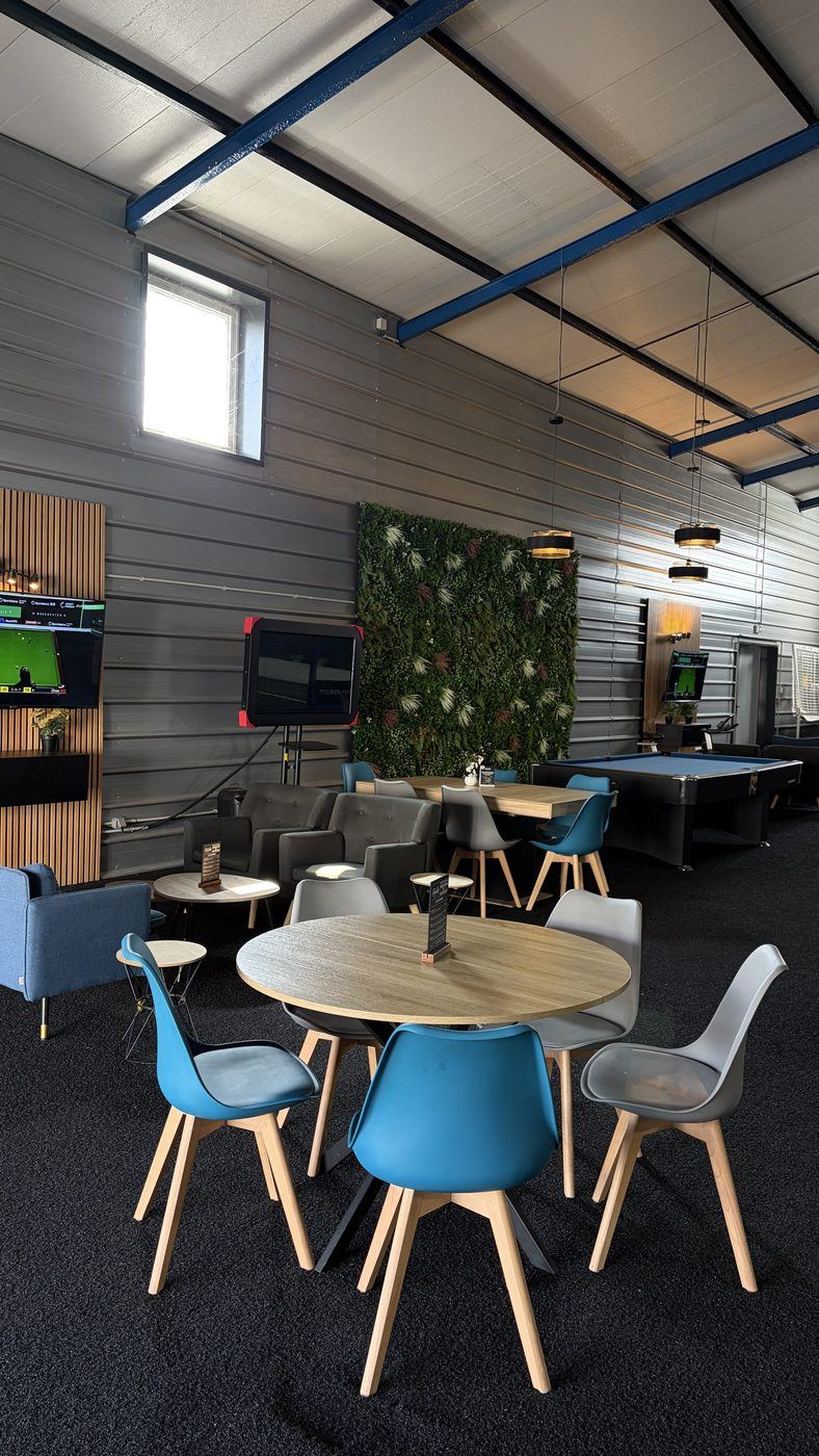 Le Lounge Home Padel — billard, écrans et mur végétal