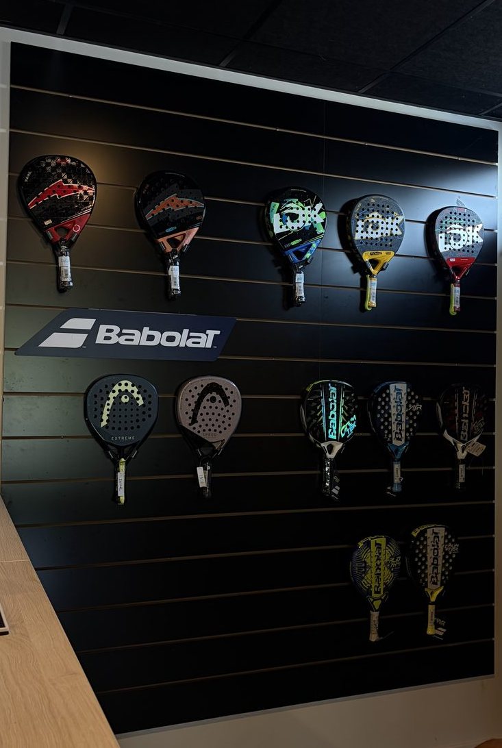 Pro Shop Home Padel — mur de raquettes Babolat
